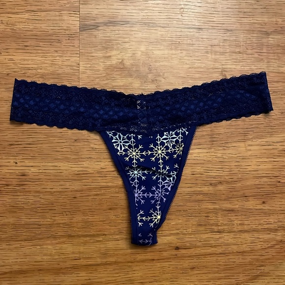Victoria’s Secret snowflake thong - Picture 1 of 3